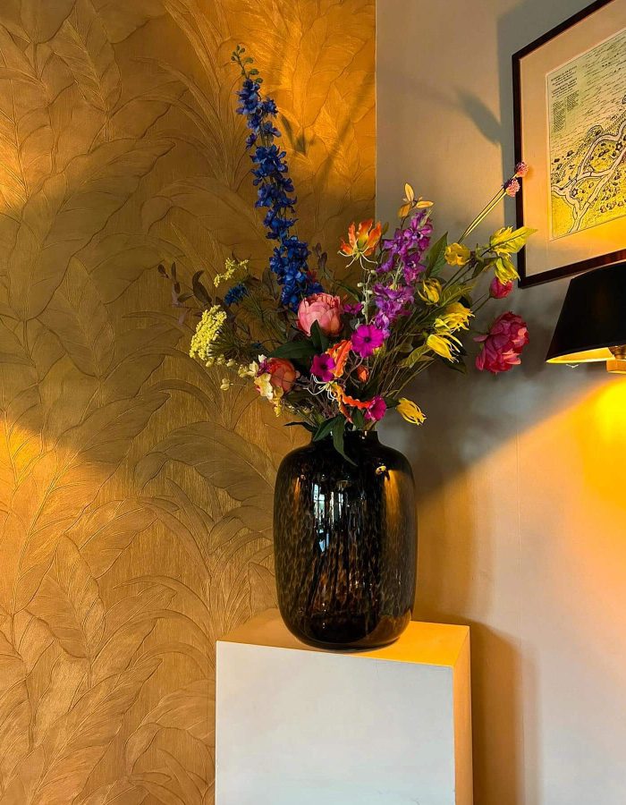 Zijdebloemen op kantoor